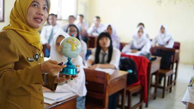 Memuliakan Guru Honorer