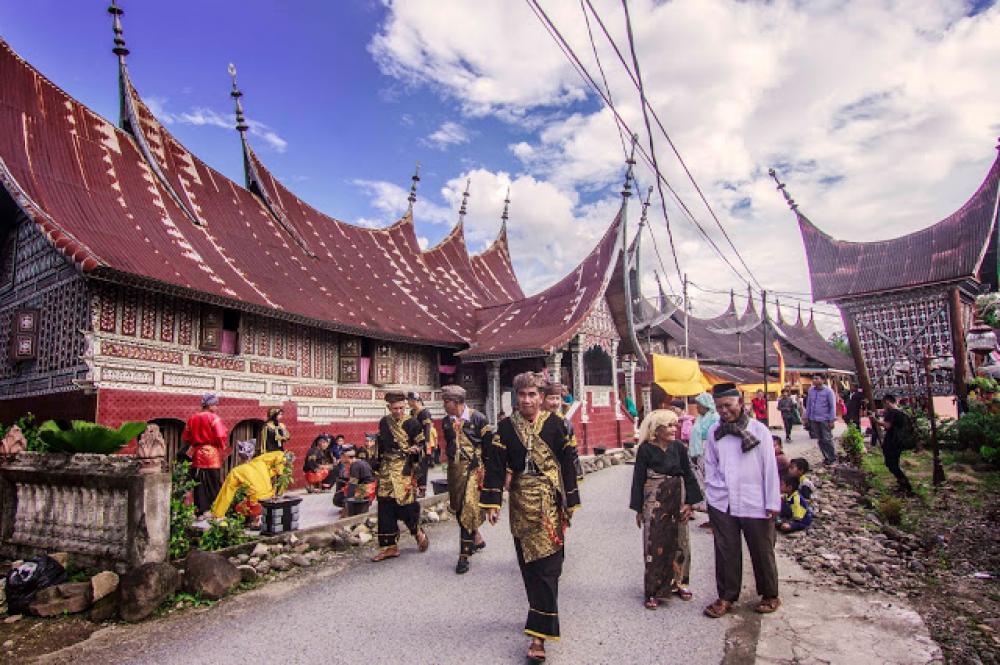 Paradoks Pariwisata dengan Komplemen Adat Paradoks Pariwisata dengan Komplemen Adat