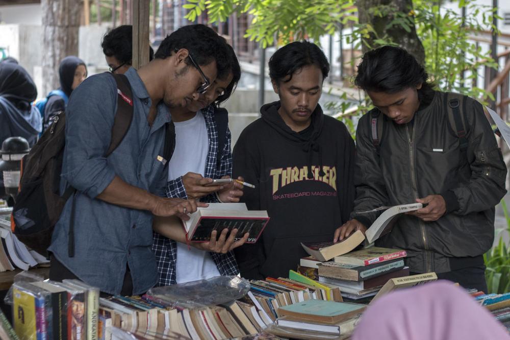 Pasar Literatur: Membajak Praktik Pembajakan Buku