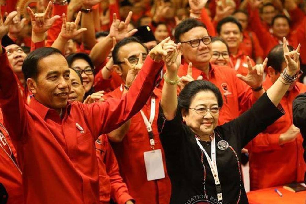 Patung Pahatan dan Pemahat Politik: Sebuah Refleksi Kekuasaan Patung Pahatan dan Pemahat Politik: Sebuah Refleksi Kekuasaan