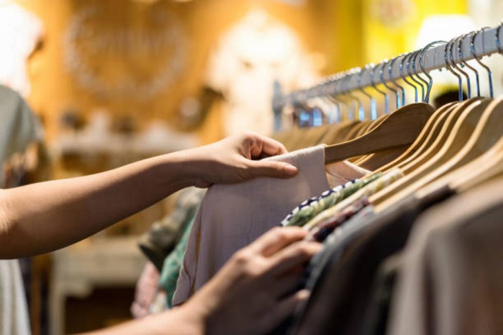 Thrifting: Evolusi dari Hemat Menjadi Simulasi Konsumerisme Thrifting: Evolusi dari Hemat Menjadi Simulasi Konsumerisme