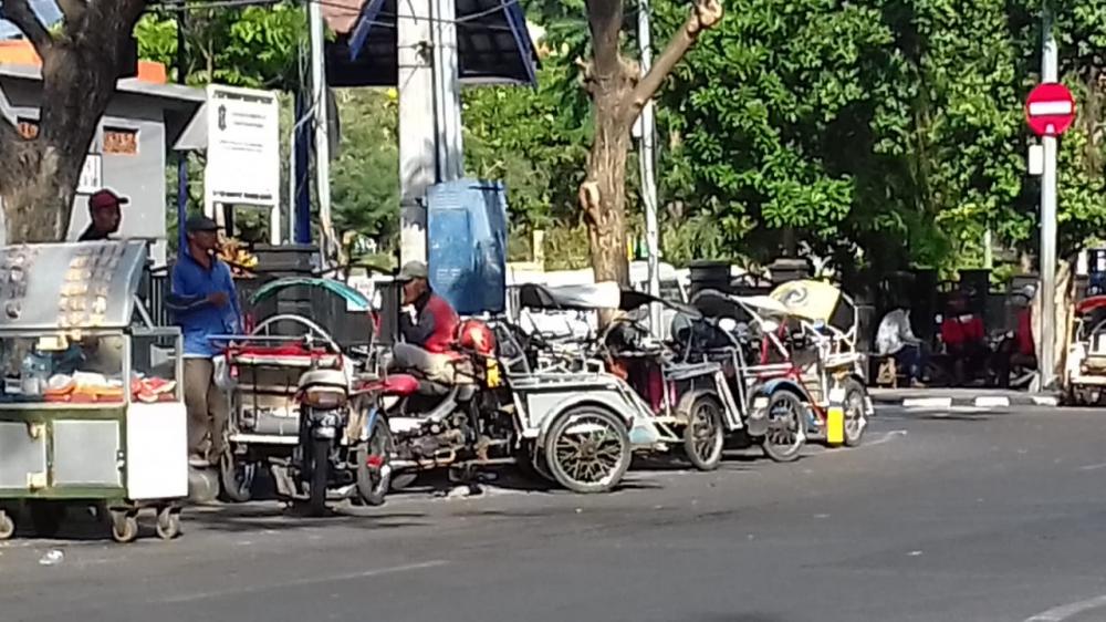 Tukang Becak dan Nasibnya di Tengah Kemelut Perkotaan